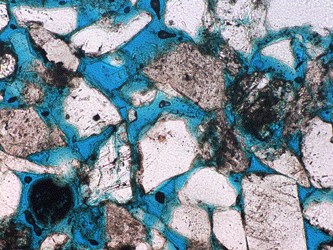 Porous sandstone with clay porelining - thin section